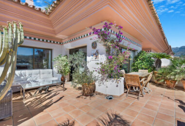 Impressive four-bedroom duplex penthouse in Vista Golf, Rio Real; with panoramic sea views