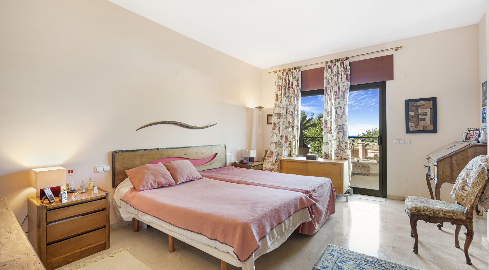 Impressive four-bedroom duplex penthouse in Vista Golf, Rio Real; with panoramic sea views
