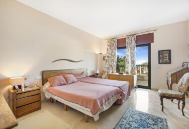 Impressive four-bedroom duplex penthouse in Vista Golf, Rio Real; with panoramic sea views