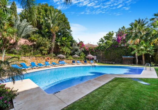 Impressive four-bedroom duplex penthouse in Vista Golf, Rio Real; with panoramic sea views