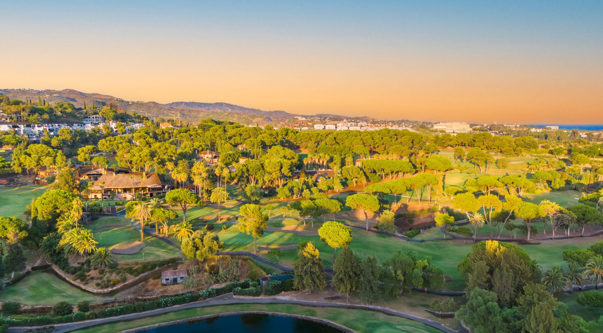 Impressive four-bedroom duplex penthouse in Vista Golf, Rio Real; with panoramic sea views