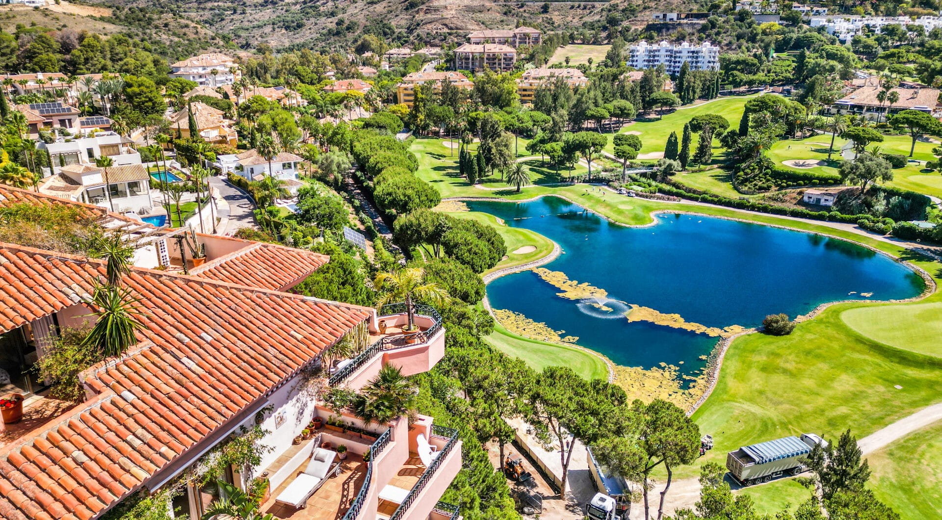 Impressive four-bedroom duplex penthouse in Vista Golf, Rio Real; with panoramic sea views