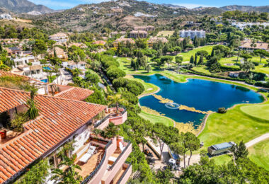Impressive four-bedroom duplex penthouse in Vista Golf, Rio Real; with panoramic sea views
