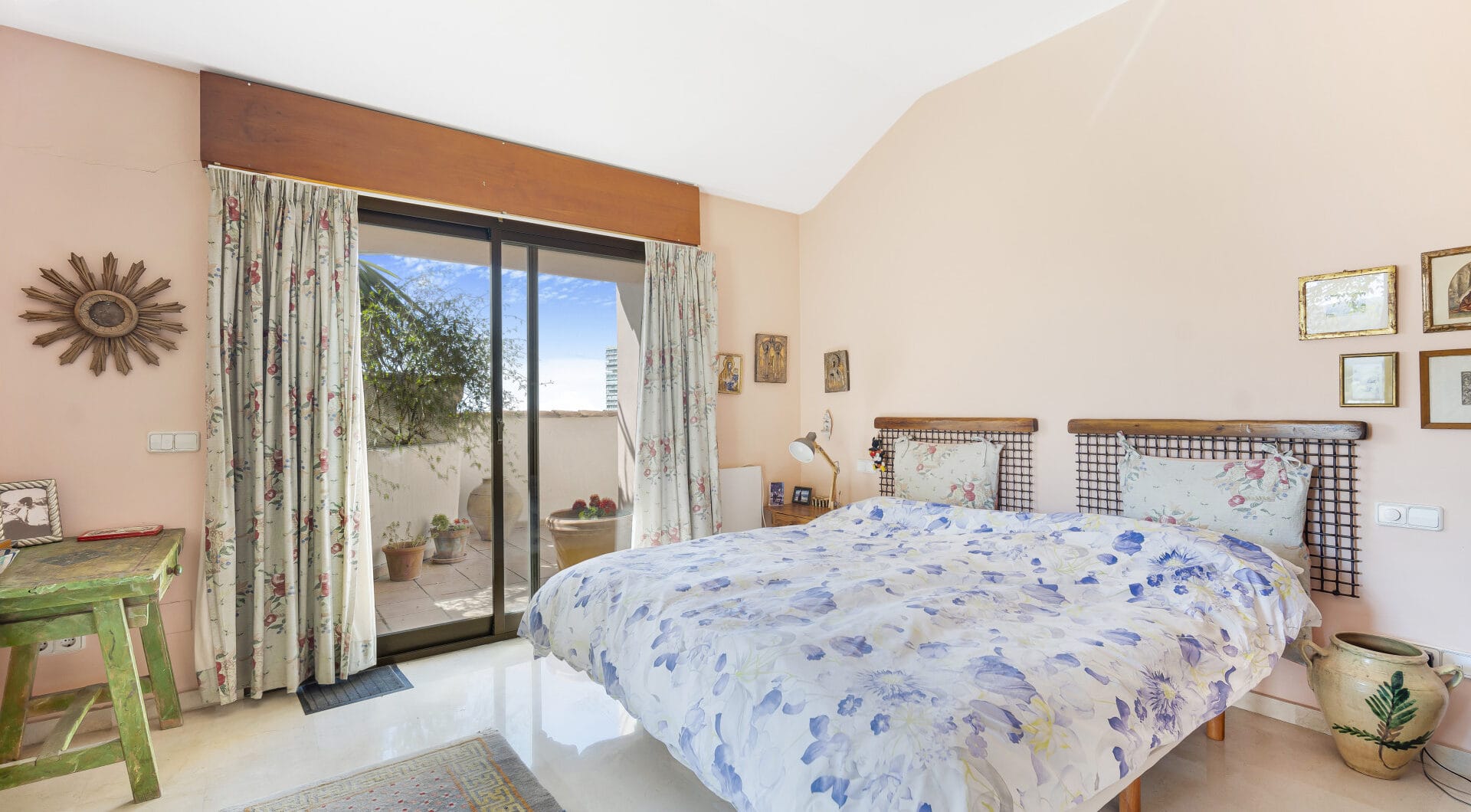 Impressive four-bedroom duplex penthouse in Vista Golf, Rio Real; with panoramic sea views