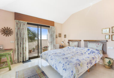 Impressive four-bedroom duplex penthouse in Vista Golf, Rio Real; with panoramic sea views