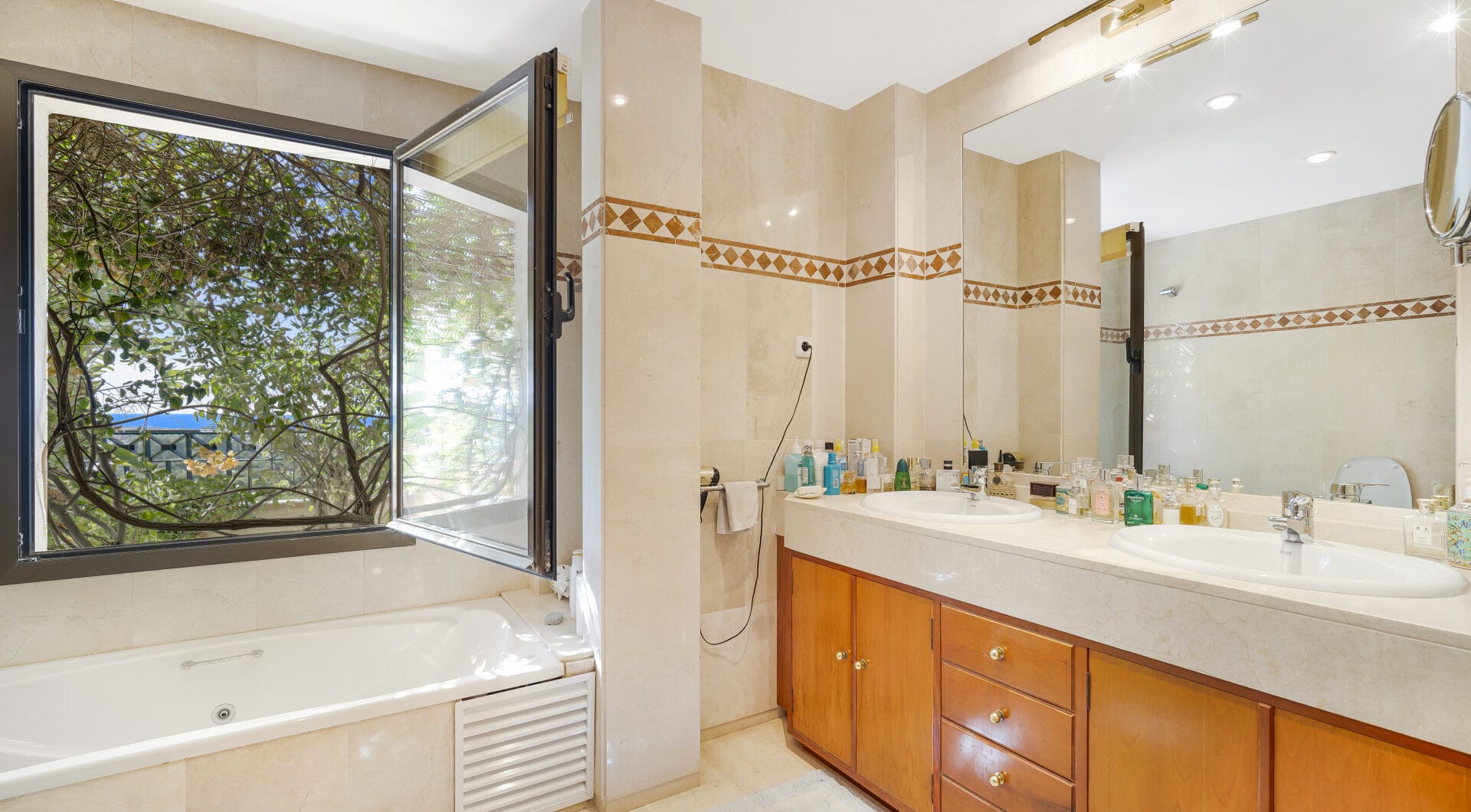 Impressive four-bedroom duplex penthouse in Vista Golf, Rio Real; with panoramic sea views