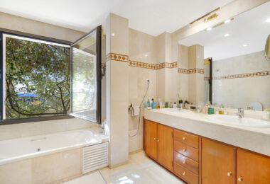 Impressive four-bedroom duplex penthouse in Vista Golf, Rio Real; with panoramic sea views