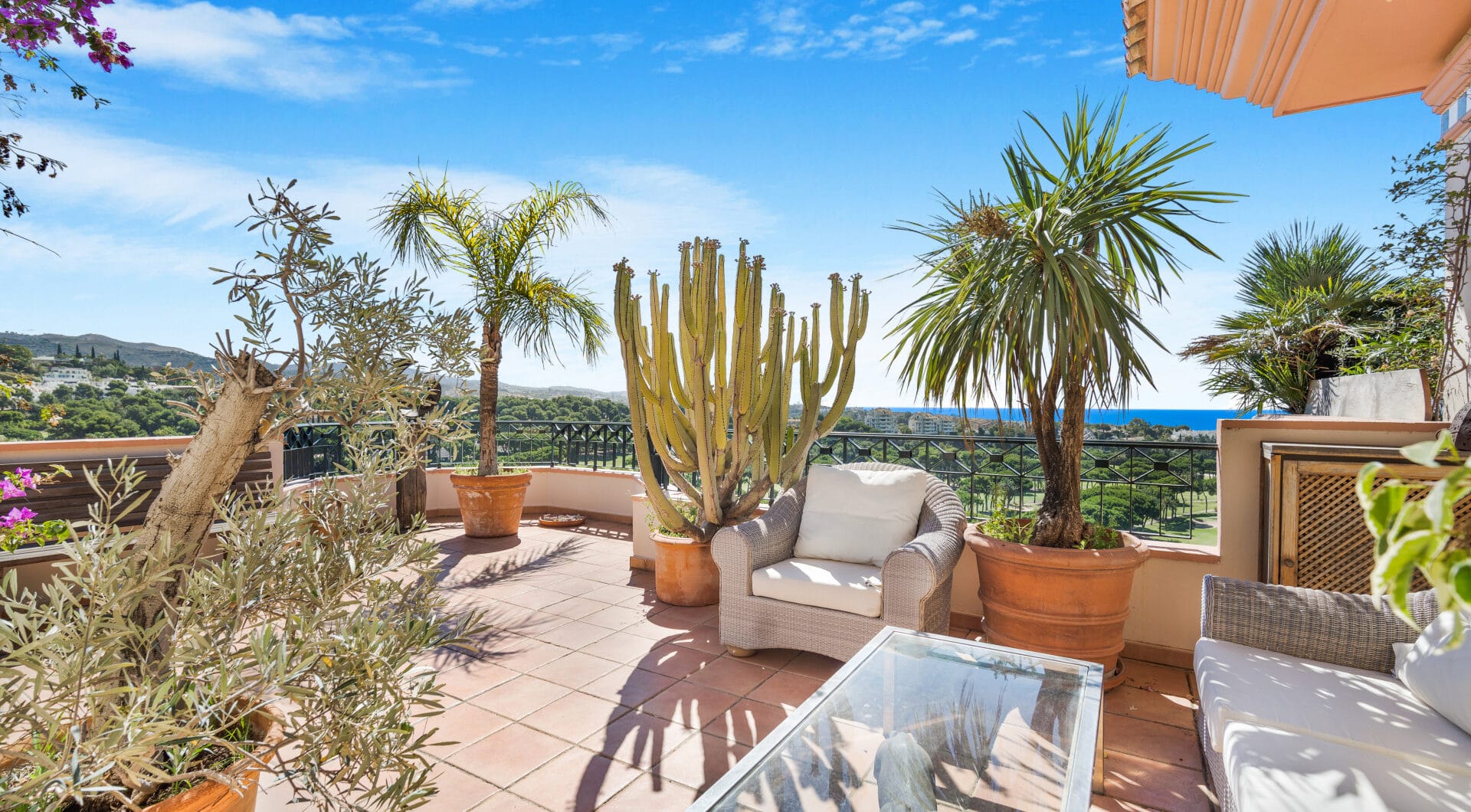 Impressive four-bedroom duplex penthouse in Vista Golf, Rio Real; with panoramic sea views