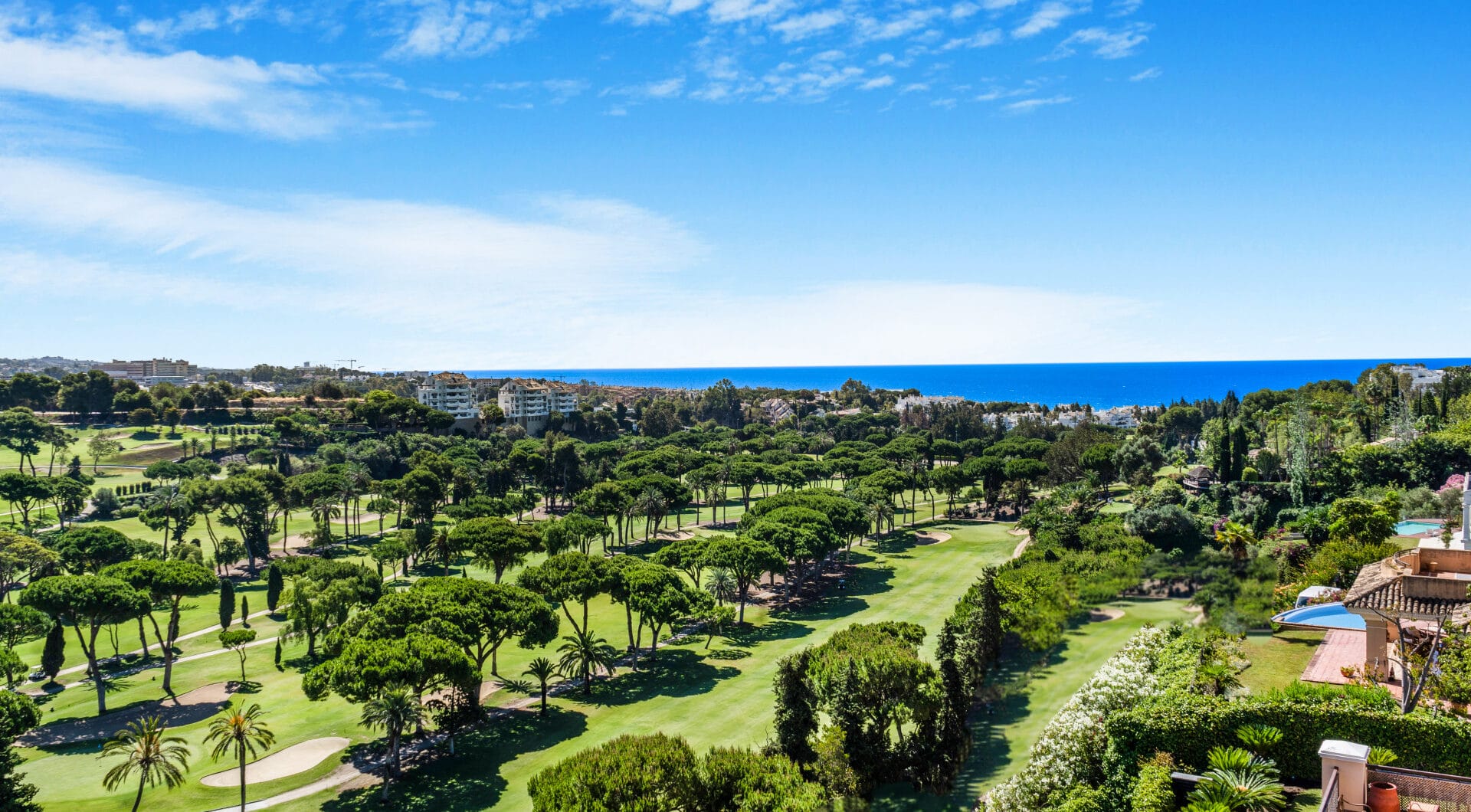 Impressive four-bedroom duplex penthouse in Vista Golf, Rio Real; with panoramic sea views
