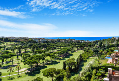 Impressive four-bedroom duplex penthouse in Vista Golf, Rio Real; with panoramic sea views