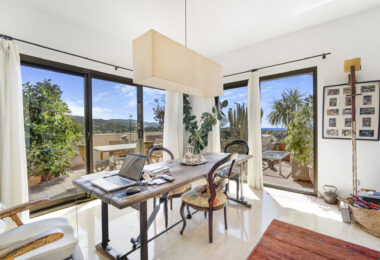 Impressive four-bedroom duplex penthouse in Vista Golf, Rio Real; with panoramic sea views