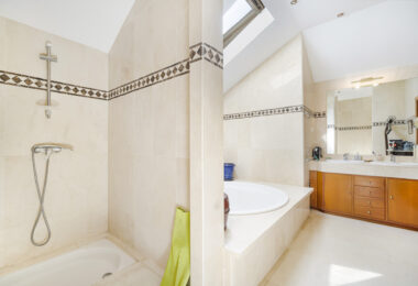 Impressive four-bedroom duplex penthouse in Vista Golf, Rio Real; with panoramic sea views
