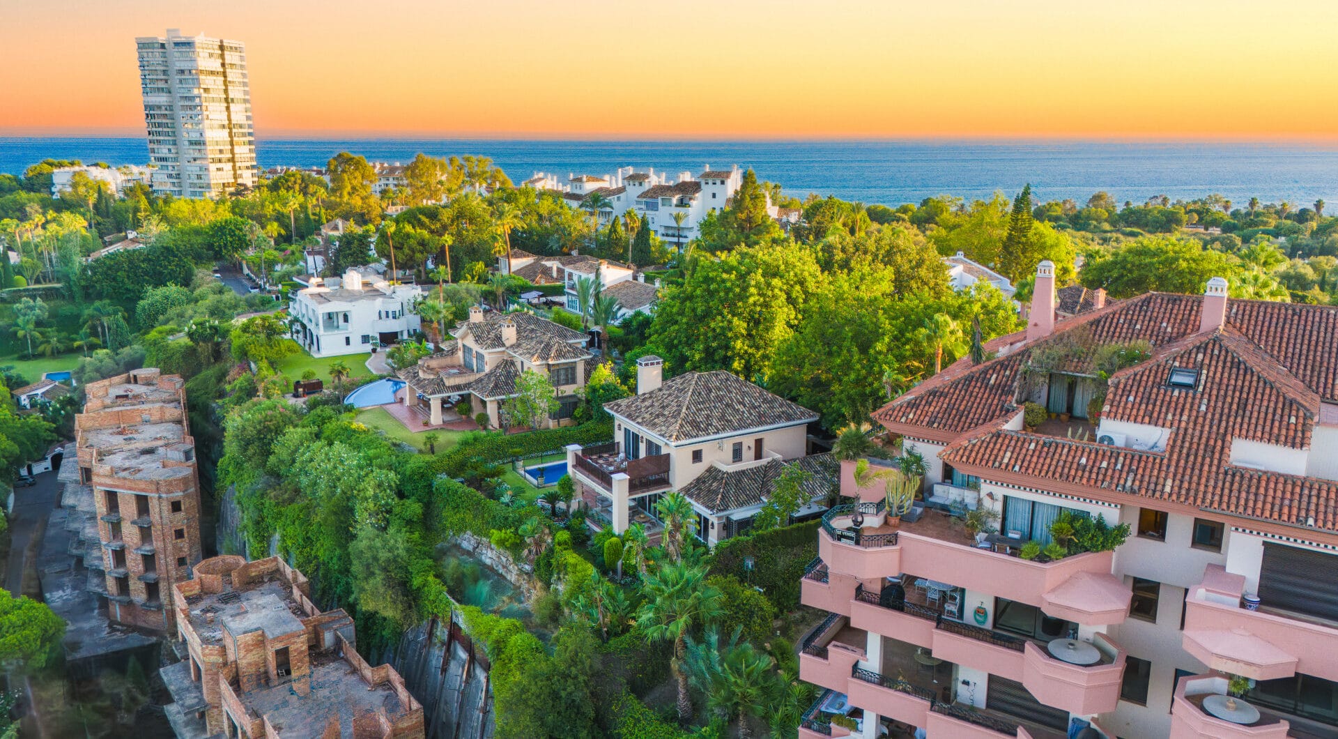 Impressive four-bedroom duplex penthouse in Vista Golf, Rio Real; with panoramic sea views