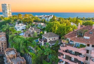 Impressive four-bedroom duplex penthouse in Vista Golf, Rio Real; with panoramic sea views
