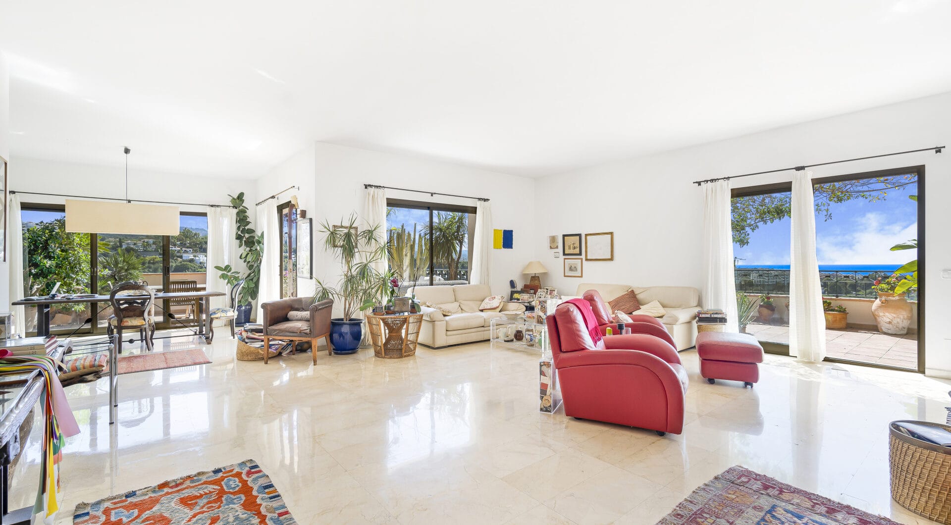 Impressive four-bedroom duplex penthouse in Vista Golf, Rio Real; with panoramic sea views
