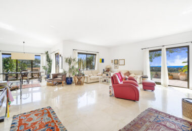 Impressive four-bedroom duplex penthouse in Vista Golf, Rio Real; with panoramic sea views