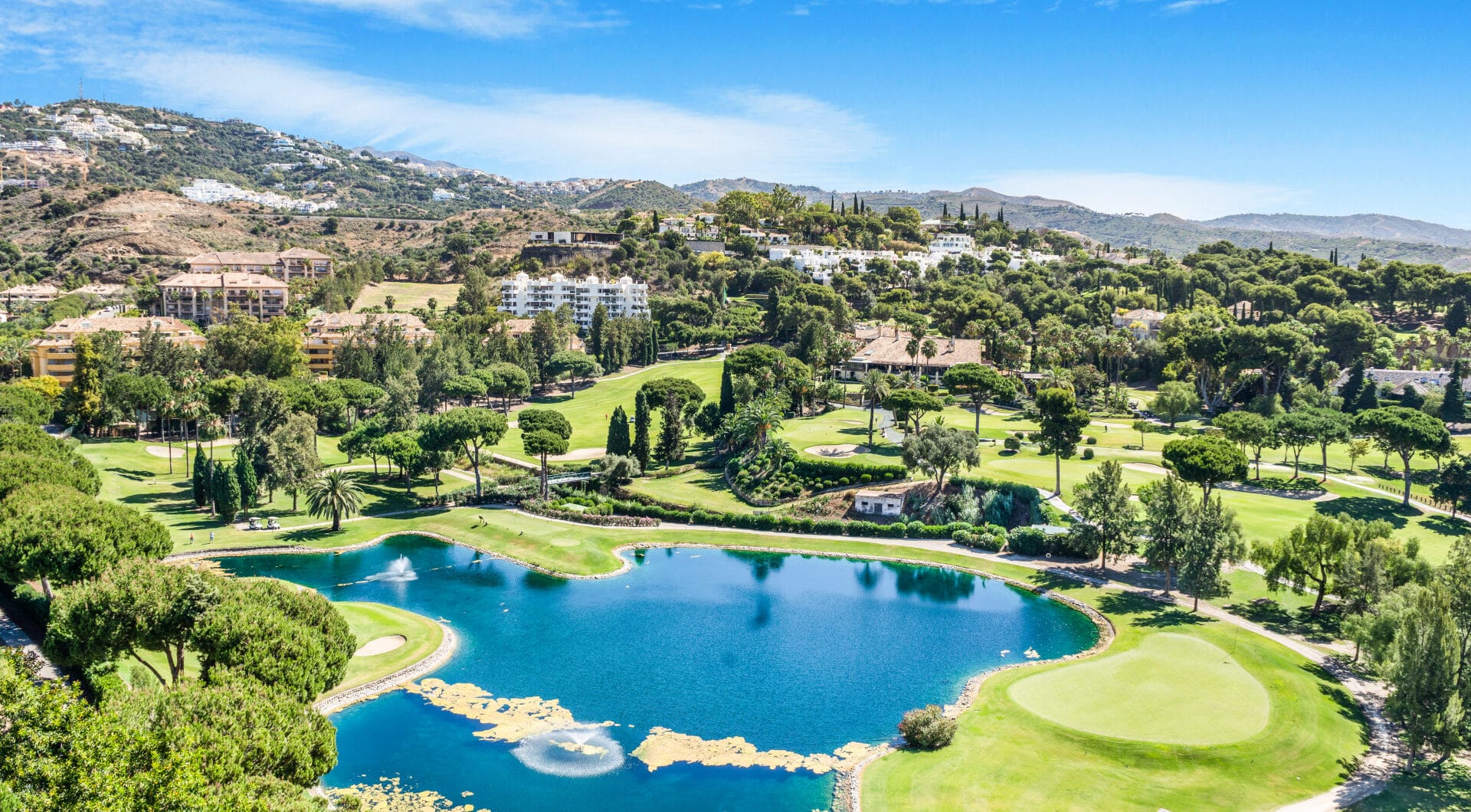 Impressive four-bedroom duplex penthouse in Vista Golf, Rio Real; with panoramic sea views