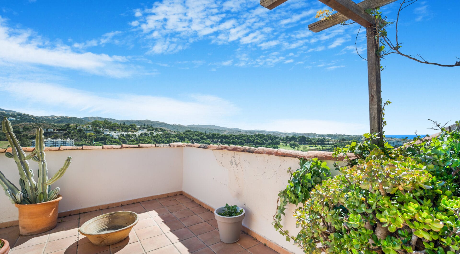 Impressive four-bedroom duplex penthouse in Vista Golf, Rio Real; with panoramic sea views