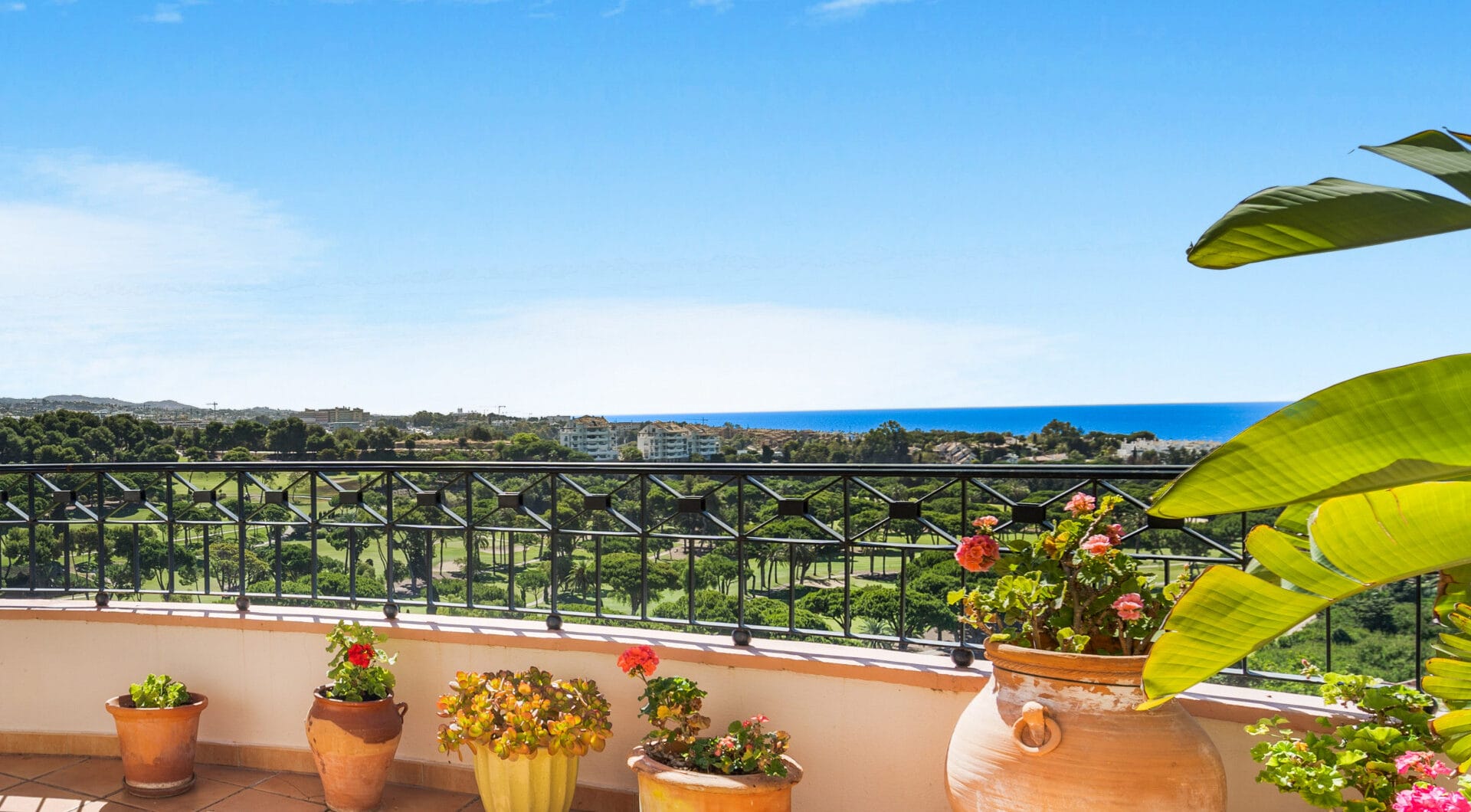Impressive four-bedroom duplex penthouse in Vista Golf, Rio Real; with panoramic sea views