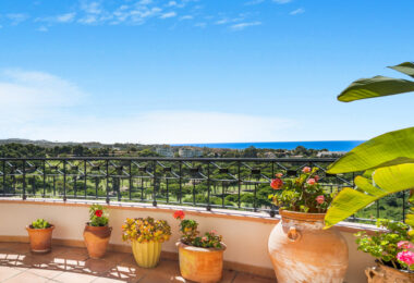 Impressive four-bedroom duplex penthouse in Vista Golf, Rio Real; with panoramic sea views