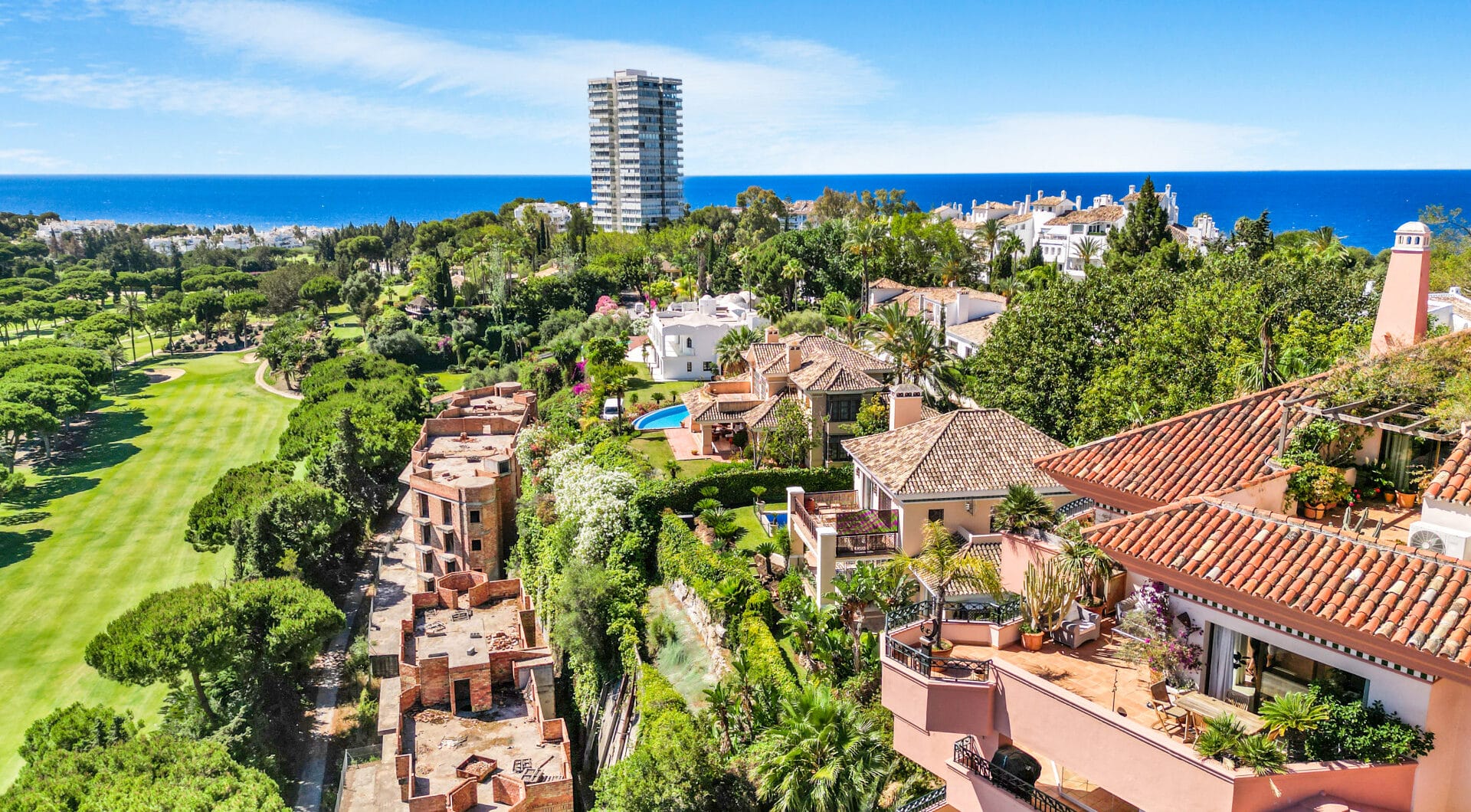 Impressive four-bedroom duplex penthouse in Vista Golf, Rio Real; with panoramic sea views
