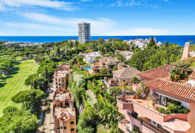 Impressive four-bedroom duplex penthouse in Vista Golf, Rio Real; with panoramic sea views