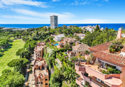 Impressive four-bedroom duplex penthouse in Vista Golf, Rio Real; with panoramic sea views