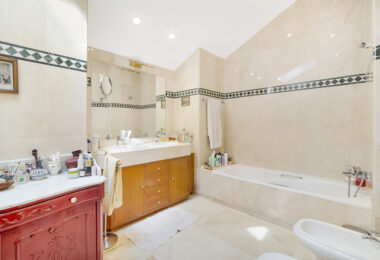 Impressive four-bedroom duplex penthouse in Vista Golf, Rio Real; with panoramic sea views