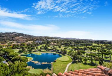 Impressive four-bedroom duplex penthouse in Vista Golf, Rio Real; with panoramic sea views