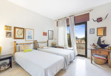 Impressive four-bedroom duplex penthouse in Vista Golf, Rio Real; with panoramic sea views
