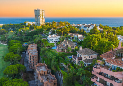 Impressive four-bedroom duplex penthouse in Vista Golf, Rio Real; with panoramic sea views