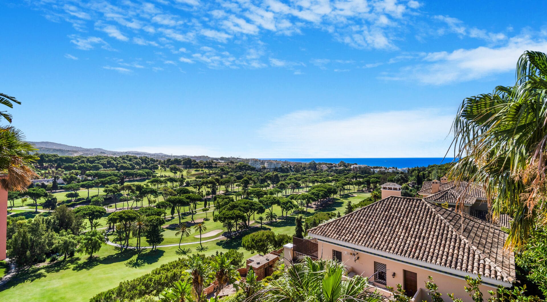 Impressive four-bedroom duplex penthouse in Vista Golf, Rio Real; with panoramic sea views