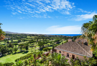Impressive four-bedroom duplex penthouse in Vista Golf, Rio Real; with panoramic sea views