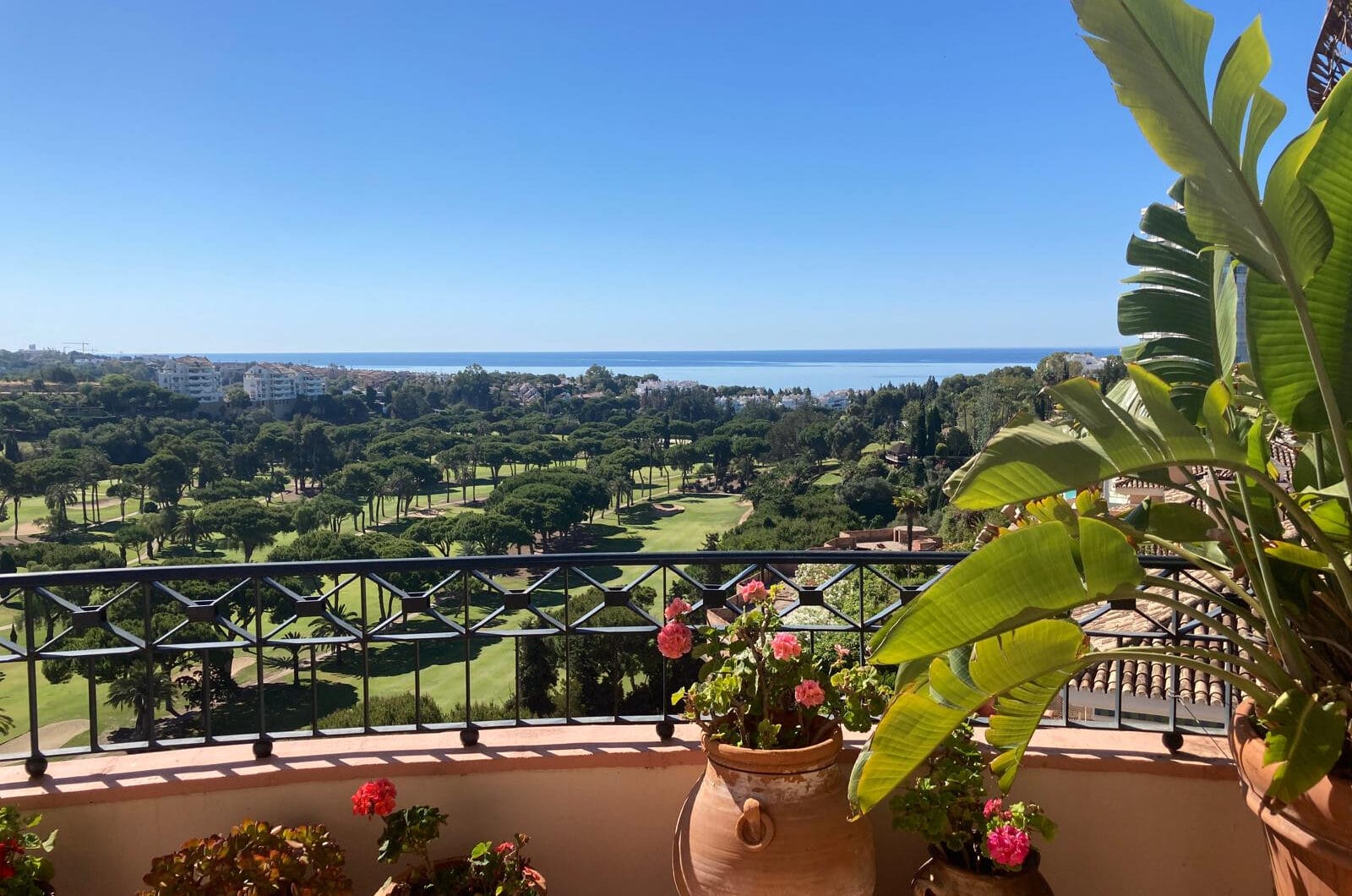 Impressive four-bedroom duplex penthouse in Vista Golf, Rio Real; with panoramic sea views