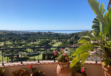 Impressive four-bedroom duplex penthouse in Vista Golf, Rio Real; with panoramic sea views
