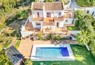 Fantastic opportunity; a four bedroom, south west facing villa in Elviria