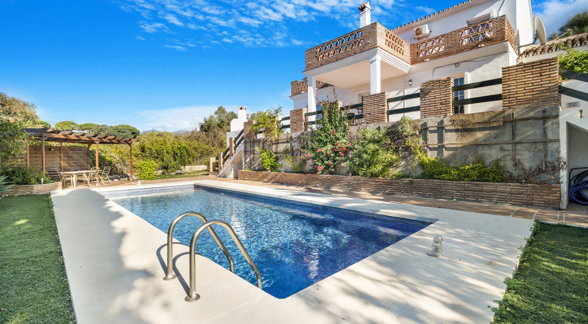 Fantastic opportunity; a four bedroom, south west facing villa in Elviria