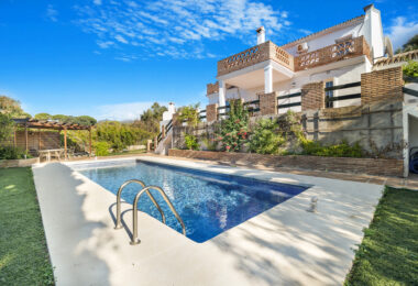 Fantastic opportunity; a four bedroom, south west facing villa in Elviria