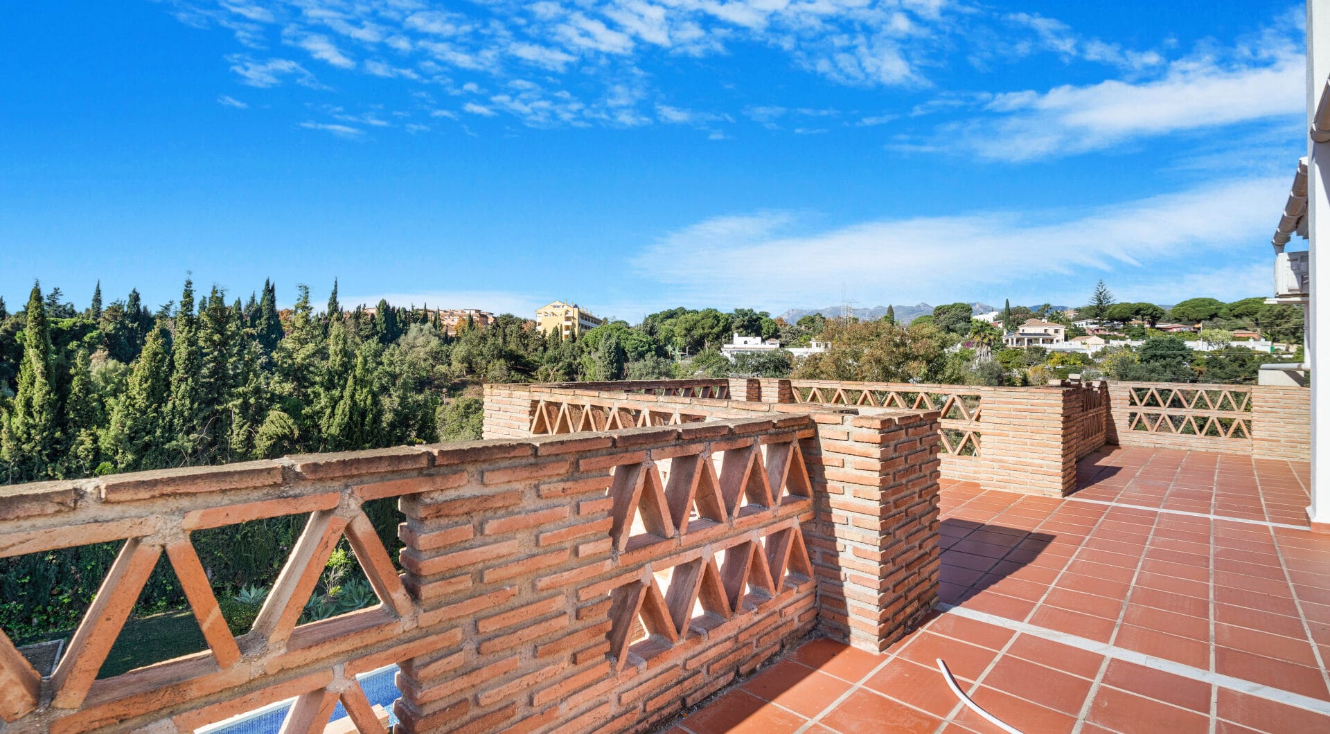 Fantastic opportunity; a four bedroom, south west facing villa in Elviria