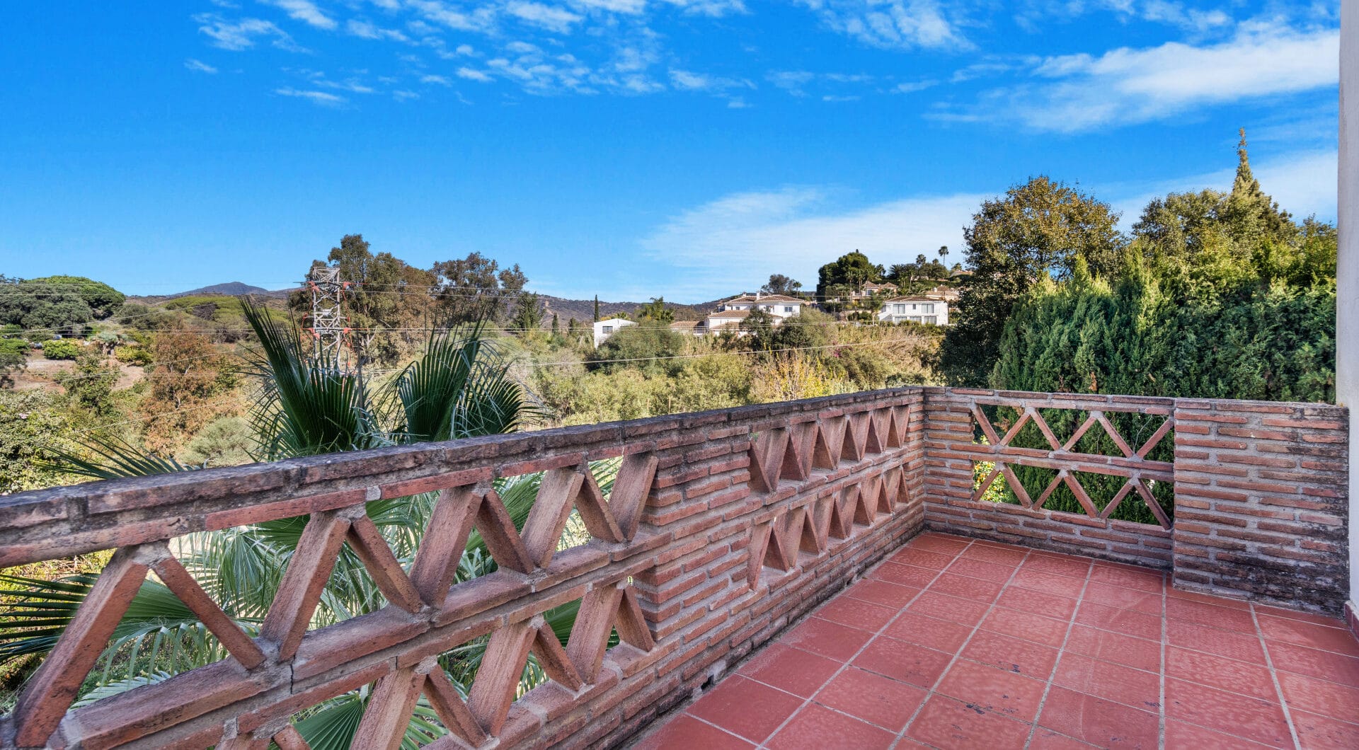 Fantastic opportunity; a four bedroom, south west facing villa in Elviria
