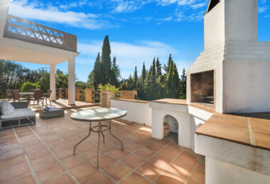 Fantastic opportunity; a four bedroom, south west facing villa in Elviria