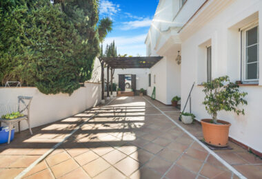 Fantastic opportunity; a four bedroom, south west facing villa in Elviria