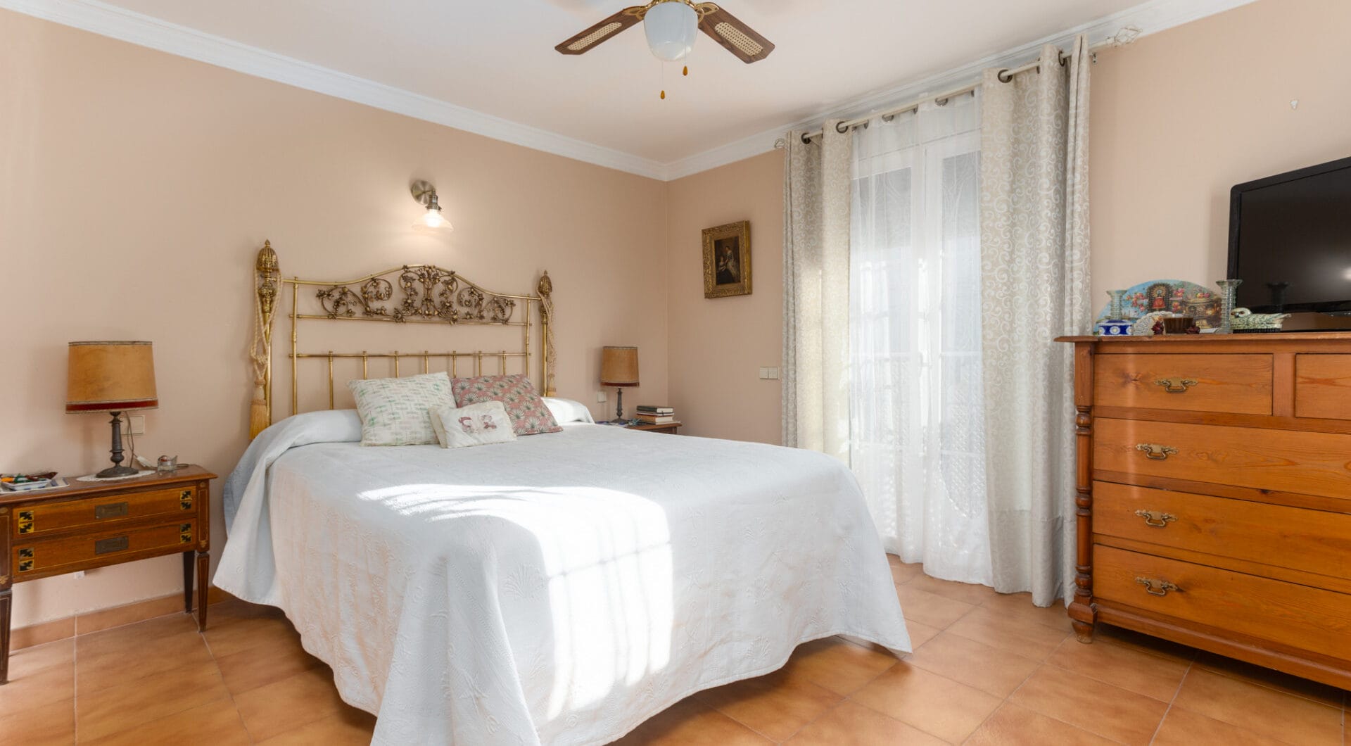 Villa for Sale in Las Petunias, San Pedro de Alcántara – Excellent Investment Opportunity