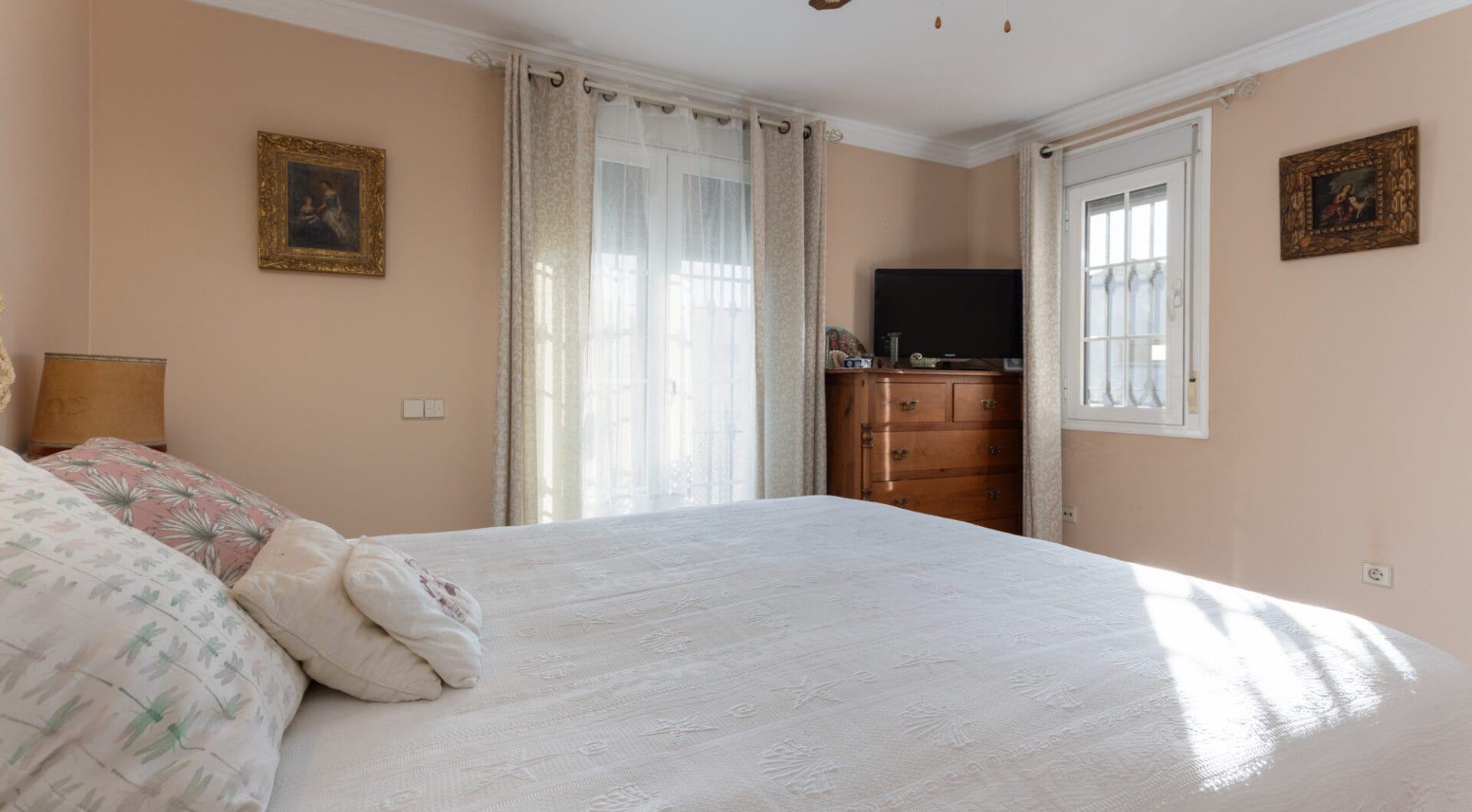 Villa for Sale in Las Petunias, San Pedro de Alcántara – Excellent Investment Opportunity