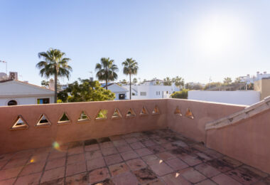 Villa for Sale in Las Petunias, San Pedro de Alcántara – Excellent Investment Opportunity