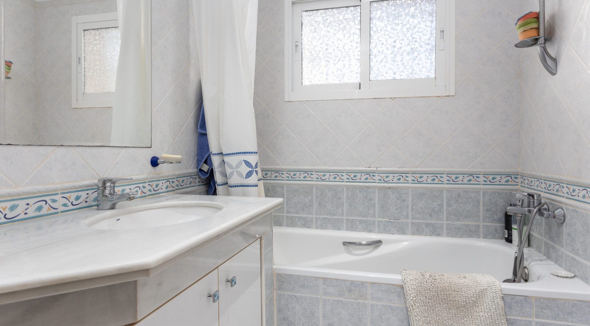 Villa for Sale in Las Petunias, San Pedro de Alcántara – Excellent Investment Opportunity