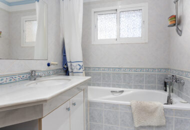 Villa for Sale in Las Petunias, San Pedro de Alcántara – Excellent Investment Opportunity
