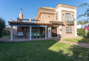 Villa for Sale in Las Petunias, San Pedro de Alcántara – Excellent Investment Opportunity