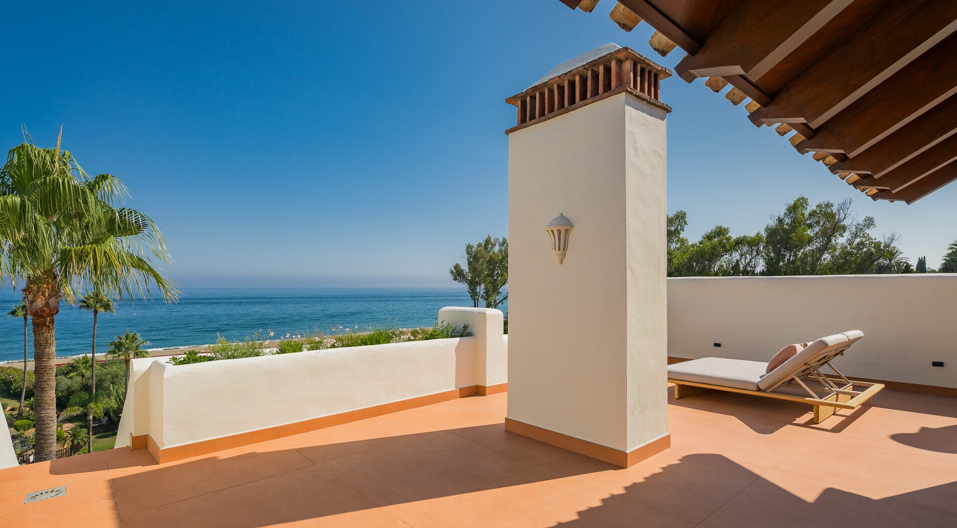 Beachfront luxury penthouse close to Estepona town!