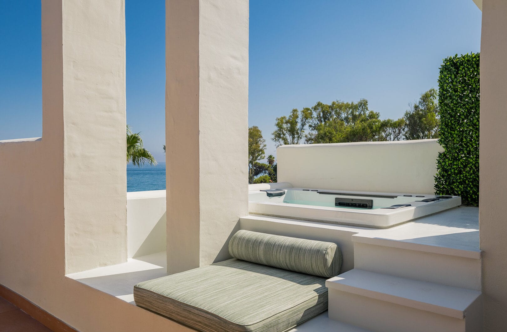Beachfront luxury penthouse close to Estepona town!